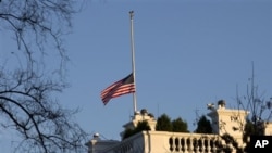 Bendera Amerika di atas Gedung Putih dikibarkan setengah tiang untuk mengenang para korban penembakan di Sekolah Dasar Sandy Hook, Newtown, Connecticut (14/12).