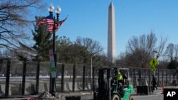 Trabajadores instalan una valla de seguridad alrededor de la Elipse, cerca de la Casa Blanca, antes de la toma de posesión del presidente electo Donald Trump en Washington, el 14 de enero de 2025.