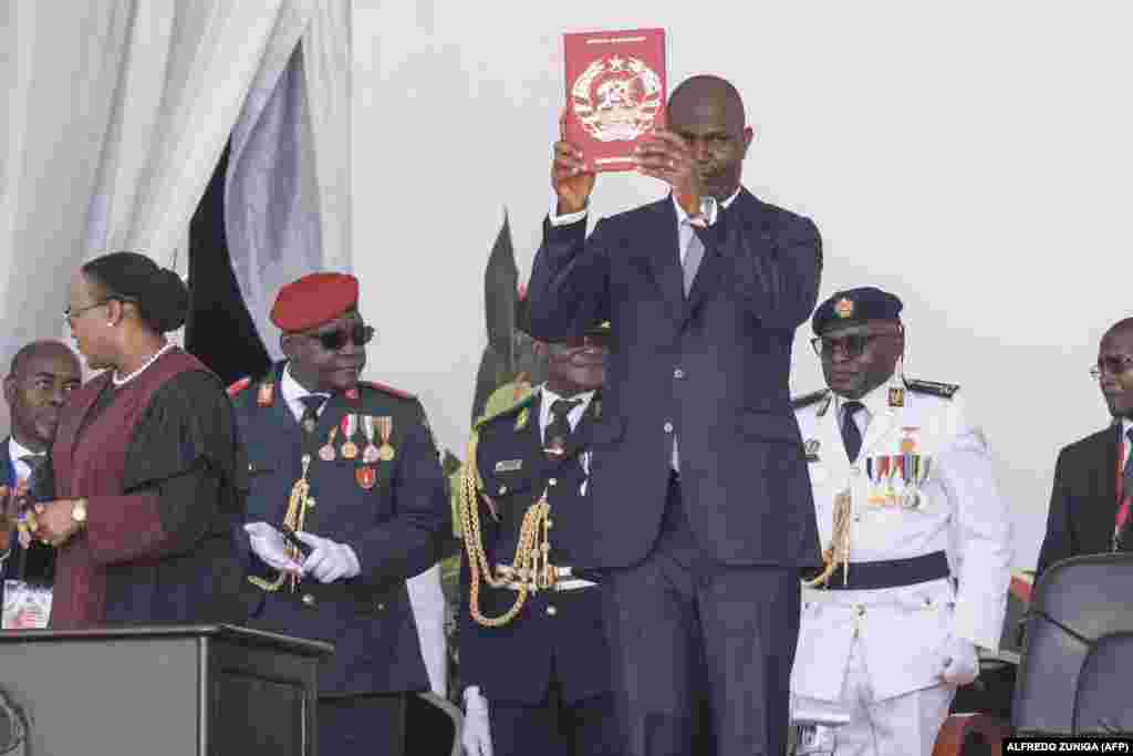 Daniel Chapo recebe a Constituição da República, durante a sua tomada de posse como Presidente de Moçambique na Praça da Independência, em Maputo, a 15 de janeiro de 2025. 