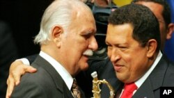 El ex ministro venezolano José Vicente Rangel (en la foto con Chávez) realizó sus acusaciones durante su programa por la televisión estatal.