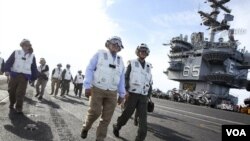 Menteri Pertahanan Amerika Leon Panetta (kiri tengah) didampingi Komandan Angkatan Laut Walter E.Carter (kanan) menginspeksi kapal induk USS Enterprise di Georgia (21/1).