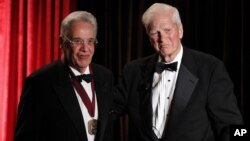 El expresidente de Brasil, Fernando Henrique Cardoso (izquierda), recibió el premio Kluge, otorgado por la Biblioteca del Congreso de EE.UU., de manos del bibliotecario, James H. Billington.