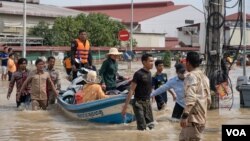 National Committee for Disaster personnel rescue people from floodwaters after heavy rainfall in Phnom Penh, Cambodia, October 15, 2020. (Malis Tum/VOA Khmer)