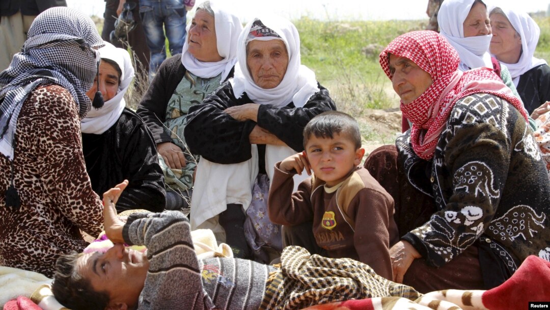 Beberapa tawanan dari 216 orang Yazidi yang dibebaskan kelompok militan ISIS menunggu di Kirkuk, Rabu (8/4).