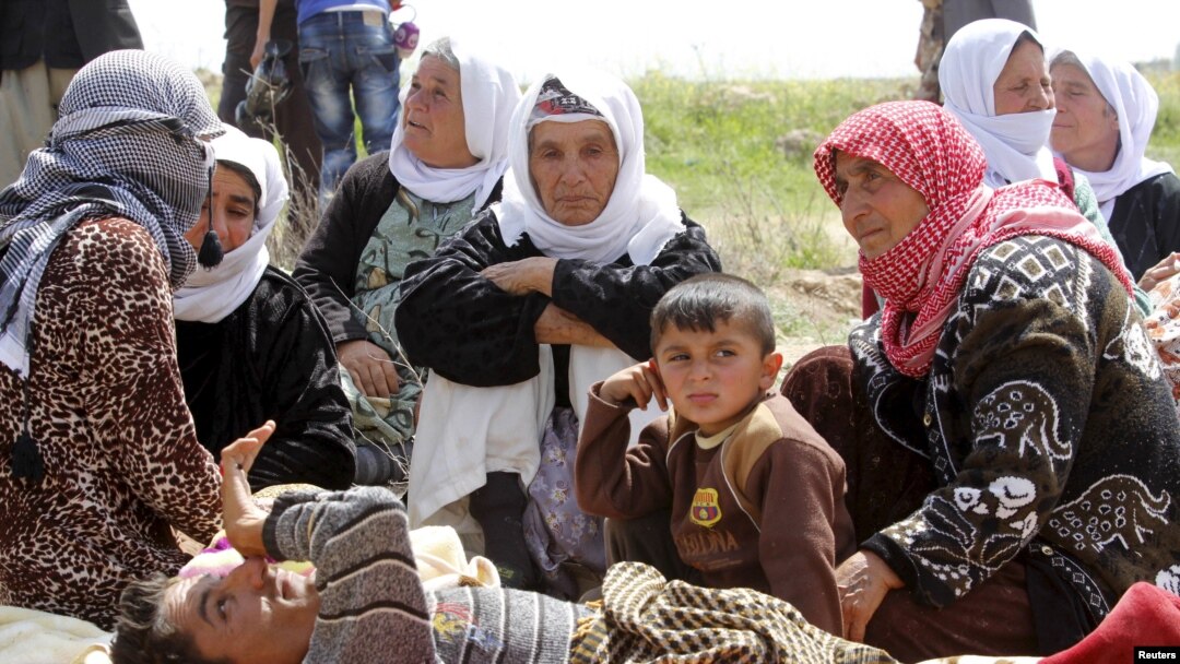 Lebih dari 200 anggota Yazidi berhasil melarikan diri, delapan bulan setelah tertangkap militan ISIS, tengah menunggu di Kirkuk untuk dipindahkan ke lokasi lain, 8 April 2015. (REUTERS/Ako Rasheed)
