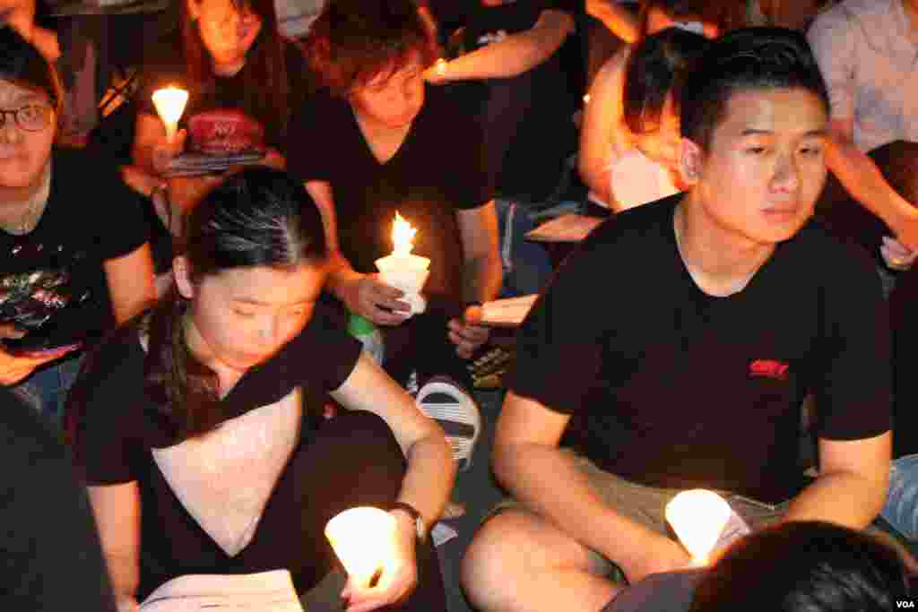 十万港人在维园举行纪念六四26周年烛光晚会（美国之音海彦拍摄）