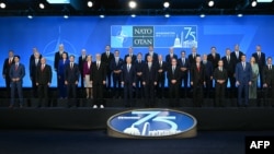 在美国首都华盛顿出席北约峰会的成员国领导人合影留念。(2024年7月10日)