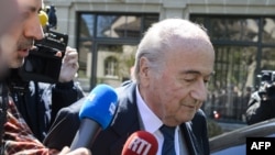 L'ancien président de la FIFA, Sepp Blatter, quitte le Tribunal Arbitral du Sport lors de l'appel de Michel Platini contre son interdiction de six ans pour violations de l'éthique par la FIFA, à Lausanne, le 29 avril 2016.