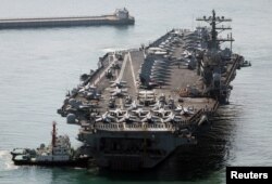 Kapal induk AS USS Nimitz mendekati pangkalan angkatan laut di Busan, Korea Selatan, 28 Maret 2023. (Foto: Yonhap via REUTERS)