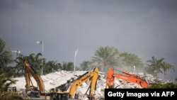 9일 미국 플로리다주 서프사이드의 콘도 건물 붕괴 현장에서 구조 작업이 진행되고 있다.