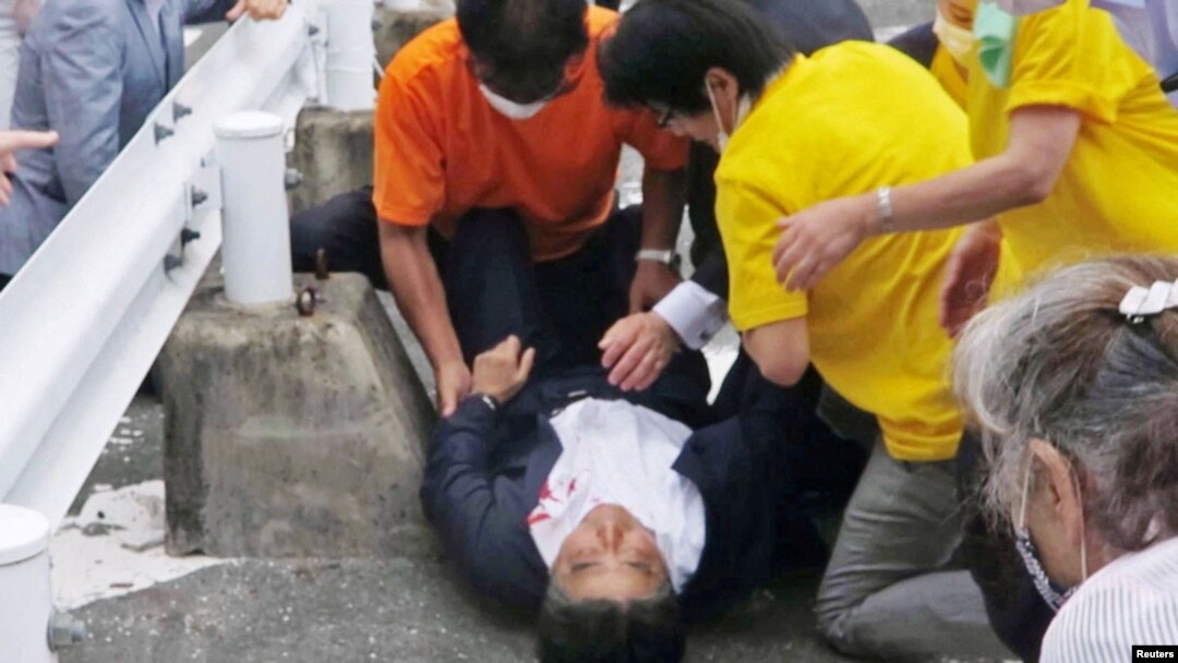 Cựu Thủ tướng Nhật Shinzo Abe ngã xuống sau khi bị một kẻ bắn từ phía sau trong lúc ông đang tranh cử ở Nara, 8/7/2022.