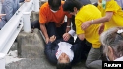 Cựu Thủ tướng Nhật Shinzo Abe ngã xuống sau khi bị một kẻ bắn từ phía sau trong lúc ông đang tranh cử ở Nara, 8/7/2022.