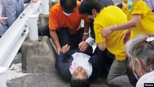 Cựu Thủ tướng Nhật Shinzo Abe ngã xuống sau khi bị một kẻ bắn từ phía sau trong lúc ông đang tranh cử ở Nara, 8/7/2022.