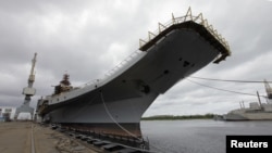 Kapal induk era Soviet, Admiral Gorshkov, yang dibeli oleh India, ditambatkan di pabrik Sevmash sebelah utara kota Severodvinsk, Rusia, 2 Juli 2009 (Foto: dok). 