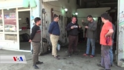 وەستایەکی چاککردنی ئۆتۆمبیل کە توانای قسەکردنی نیـیە و نابیستێت