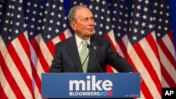 Michael Bloomberg memberikan keterangan kepada media di hotel Hilton di perhentian pertama kampanyenya sebagai balon (bakal calon) Presiden AS dari partai Demokrat di Norfolk, Virginia, 25 November 2019. (Foto: dok).