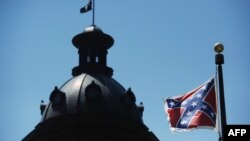 Bendera Konfederasi berkibar di dekat gedung badan legislatif negara bagian South Carolina (19/6). (AP/Rainier Ehrhardt)