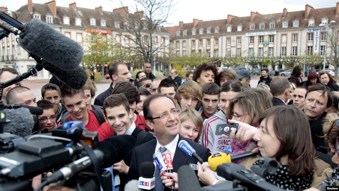 Francois Hollande (tengah) kandidat presiden dari partai sosialis Perancis berbicara kepada media di Virty-Le-Francois (20/4).