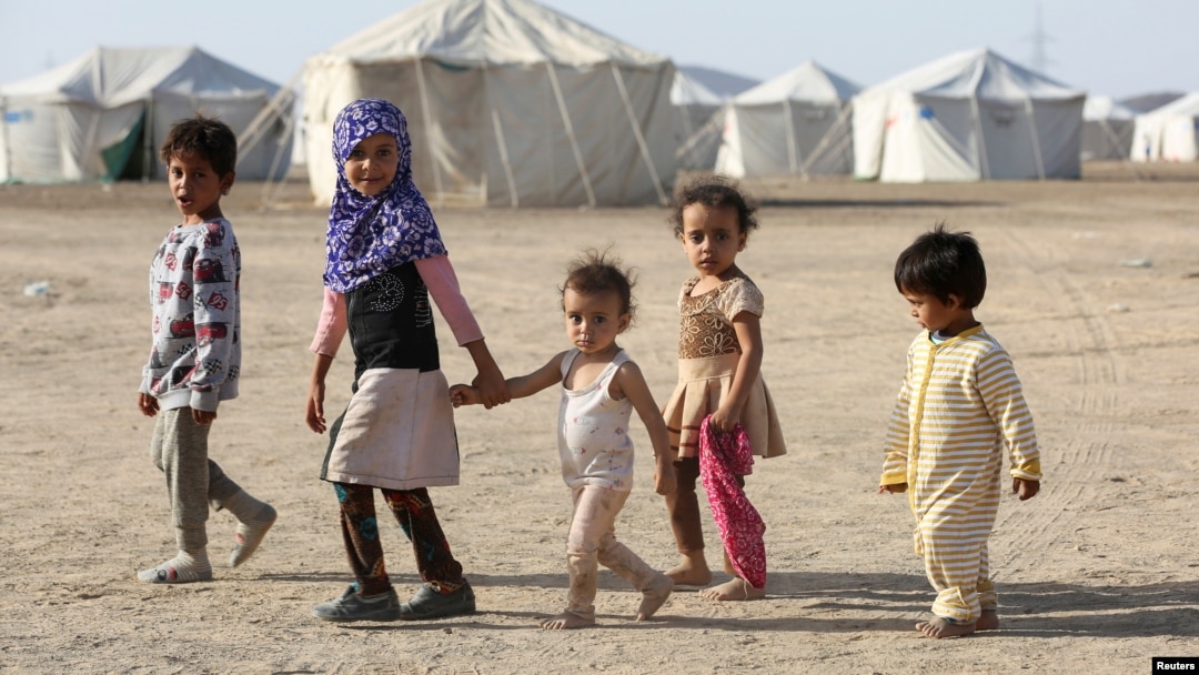 Anak-anak berjalan di sebuah kamp untuk pengungsi Yaman di Marib, Yaman, 8 Maret 2020. (Foto: Reuters). 