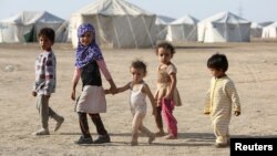 Anak-anak berjalan di sebuah kamp untuk pengungsi Yaman di Marib, Yaman, 8 Maret 2020. (Foto: Reuters). 