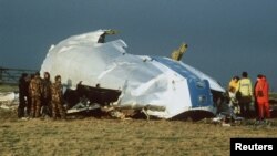 Un fragmento del avión de Pan Am derribado por una bomba sobre Lockerbie, Escocia,el 21 de diciembre de 1988. [Foto de archivo de Reuters]