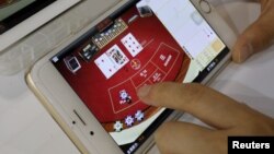 스마트폰 사용자가 온라인 도박의 한 종류인 바카라 게임을 하고 있다. (자료사진)