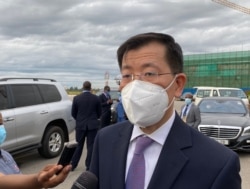 China's Ambassador to Zimbabwe, Guo Shaochun, talks about the Sinopharm vaccine, in Harare, Feb. 15, 2021. (Columbus Mavhunga/VOA)