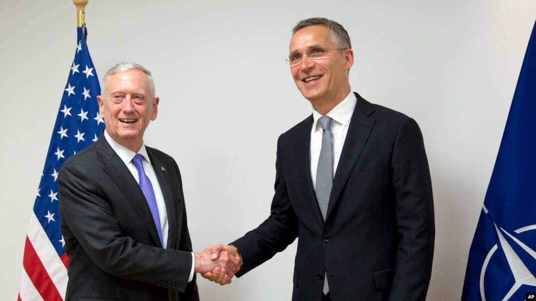 Sekretaris Pertahanan AS Jim Mattis (kiri) berjabat tangan dengan Sekjen NATO Jens Stoltenberg sebelum pertemuan di markas besar NATO, Brussels, Kamis, 29 Juni 2017.