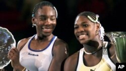 Venus Williams, kiri, bersama saudara perempuannya Serena akan memimpin tim Piala Fed AS dalam babak penyisihan Grup Dunia di Delray Beach tanggal 20-21 April (foto: Dok).
