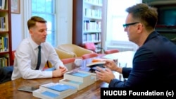 Олексій Прокопенко, директор HUCUS (ліворуч) та Олексій Коцюба, видавець у Гарварді