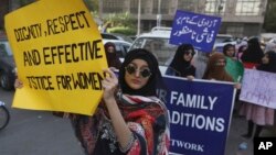 Perempuan di Karachi, Pakistan melakukan parade dalam merayakan "Hari Perempuan Internasional" hari Jumat (6/3). 