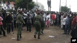 Petugas mengamankan warga pasca meledaknya granat di sebuah gereja di Nairobi, Kenya (29/4). Serangan granat sering terjadi di negara ini sejak pengiriman pasukan ke Somalia Oktober tahun lalu.