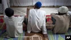 Umat Islam di Gressier, Haiti, mendengarkan khutbah Jumat di Masjid Al-Fattah. (AP Photo/Dieu Nalio Chery)