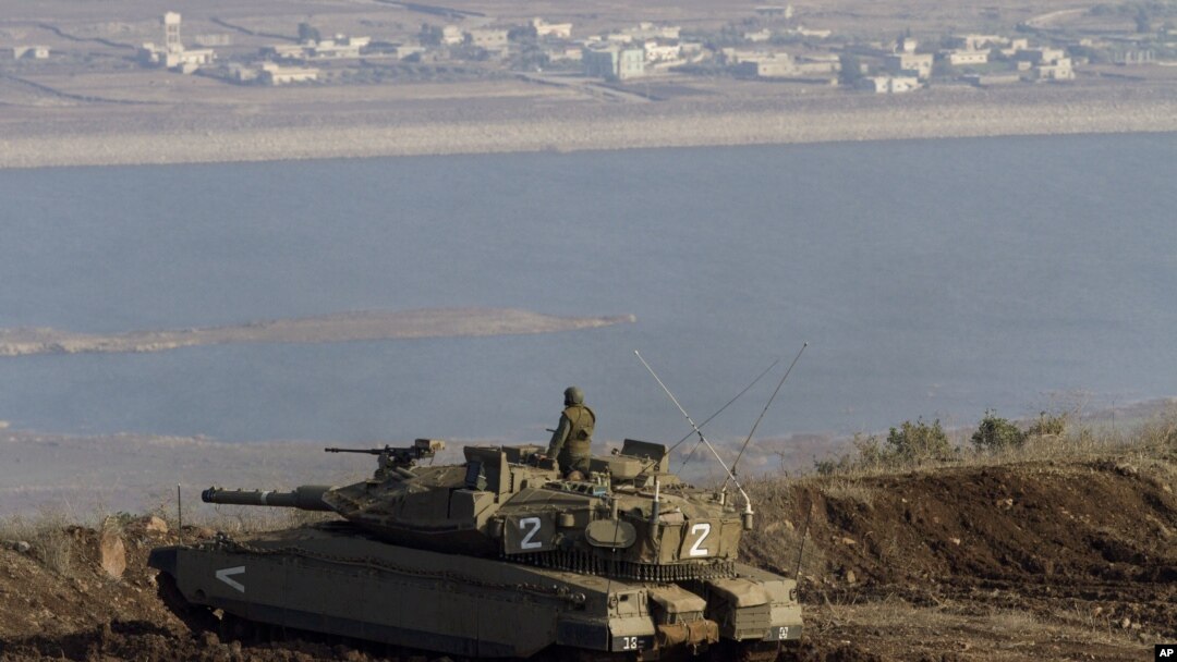 Seorang tentara Israel tengah mengamati desa Bariqa di Suriah, wilayah terdekat dengan perbatasan Israel-Suriah, dekat Alonei Habashan di Dataran Tinggi Golan (Foto: dok). Rusia menyatakan kepriatinannya atas serangan pesawat tempur Israel atas wilayah Suriah, Rabu (30/1).