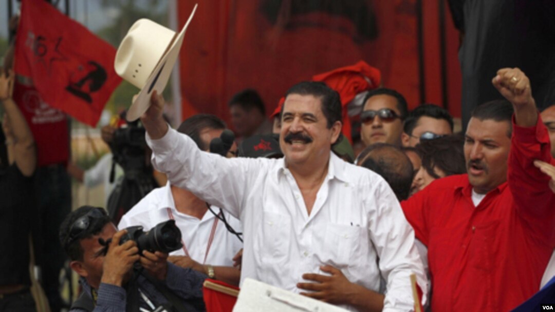 Mantan Presiden Manuel Zelaya (tengah) melambai ke arah pendukungnya di Tegucigalpa, Honduras (28/5).