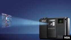La cámara Nikon S1000pj permite la proyección de imágenes y videos desde el mismo dispositivo.