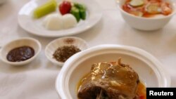 북한 평양의 한 식당 테이블에 차려진 요리들. (자료사진)