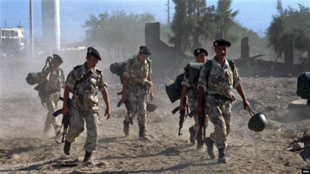 Tentara Aljazair melakukan penyerbuan di kawasan persembunyian militan Al-Qaida Afrika Utara di Aljazair selatan (foto: dok).