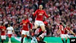 Zlatan Ibrahimovic célèbre après avoir marqué un but lors de la finale de la coupe de la ligue anglaise entre le Manchester United et le FC Southampton au stade Wembley, à Londres, 26 février 2017l.