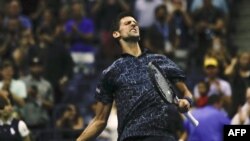 Novak Djokovic merayakan kemenangan setelah mengalahkan John Millman di nomor tunggal putra turnamen tenis AS Terbuka di New York, 5 September 2018.