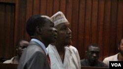 Radical Kenyan cleric Sheikh Abubakar Shariff, also known as Makaburi, right, with his lawyer, at the High Court, Mombasa, October, 2013. (Mohammed Yusuf/VOA)