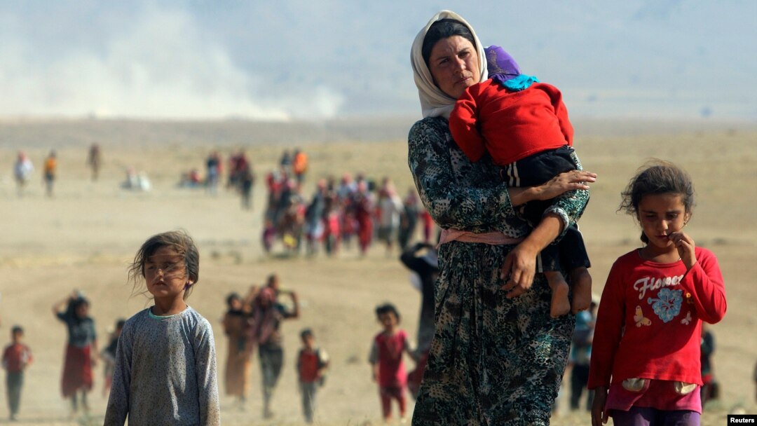 Warga Yazidi Irak mengungsi dari kota Sinjar di Irak utara ke Suriah, untuk menghindari kekerasan oleh militan ISIS (foto: dok).