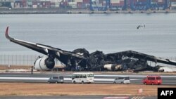 Mabaki ya ndege ya abiria ya Japan iliyochomeka baada ya ajali kwenye uwanja wa ndege wa kimataifa wa Haneda, Tokyo on January 3, 2024.