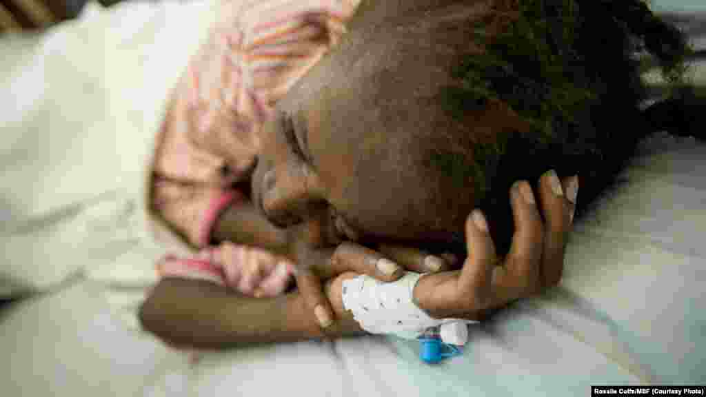 Elise, 12 ans, a été infectée par le VIH pendant la grossesse de sa mère, Kinshasa, RDC (MSF/Rosalie Colfs)