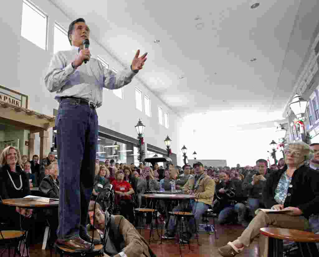 Bakal calon dari Partai Republik yang menang di Iowa dan New Hampshire, Mitt Romney, berkampanye di Music Man Square, di Mason City, Iowa, 29 Desember 2011 (AP).