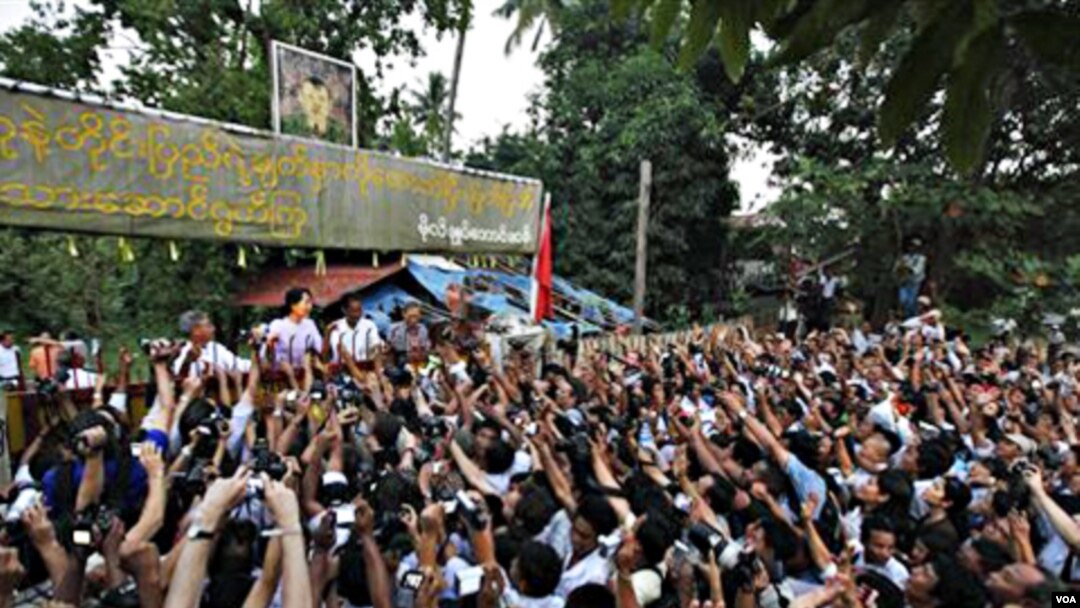 Pemimpin pro demokrasi Aung San Suu Kyi berbicara di hadapan para pendukungnya setelah pembebasannya 2 minggu lalu.