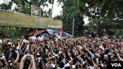 Pemimpin pro demokrasi Aung San Suu Kyi berbicara di hadapan para pendukungnya setelah pembebasannya 2 minggu lalu.