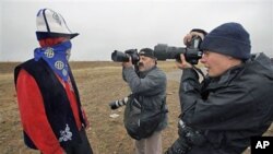 A supporter of former Kyrgyz PM and leader of the Ar-Namys party Felix Kulov poses for photographers during an election campaign rally in Baytik, south of Bishkek, 08 Oct 2010