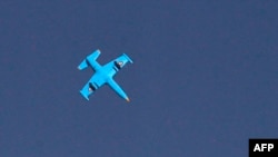 ເຮືອ​ບິນ​ລົບ ຊີ​ເຣຍ ລຸ້ນ Aero L-39 Albatros ບິນ​ຢູ່​ເທິງ​ຟ້າ ໃນ​ລະ​ຫວ່າງ​ການ​ໂຈມ​ຕີ.