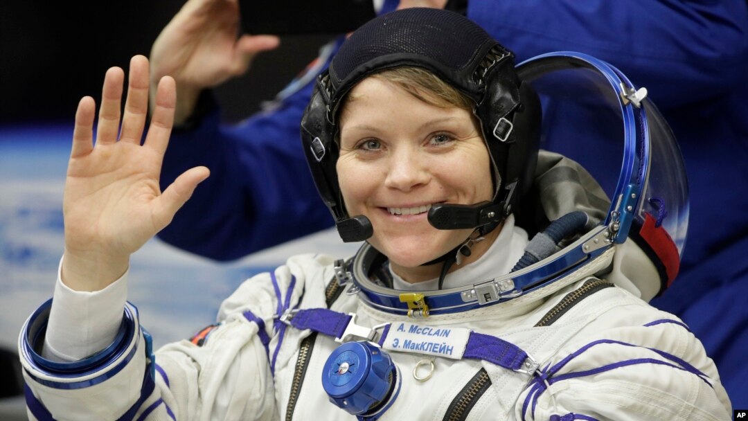 Astronaut AS Anne McClain, anggota kru utama ekspedisi ke Stasiun Antariksa Internasional, sebelum peluncuran wahana antariksa Soyuz MS-11 di kosmodrom Baikonur di Kazakhstan, 3 Desember 2018.